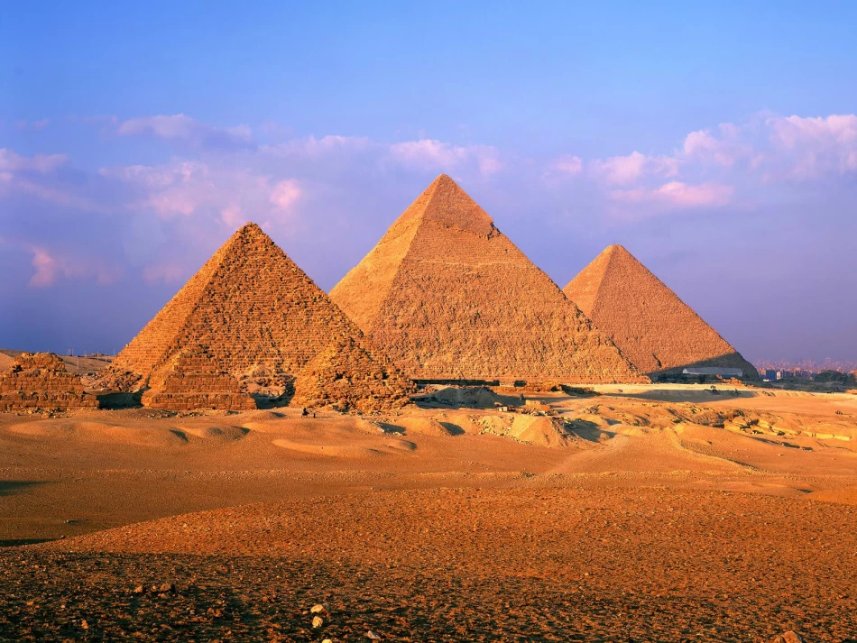 Admira la belleza de las Pirámides de Guiza durante los tours de Año Nuevo en Egipto