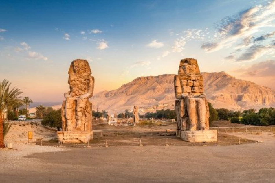Explora los Colosos de Memnón con nuestros tours de Navidad en Egipto