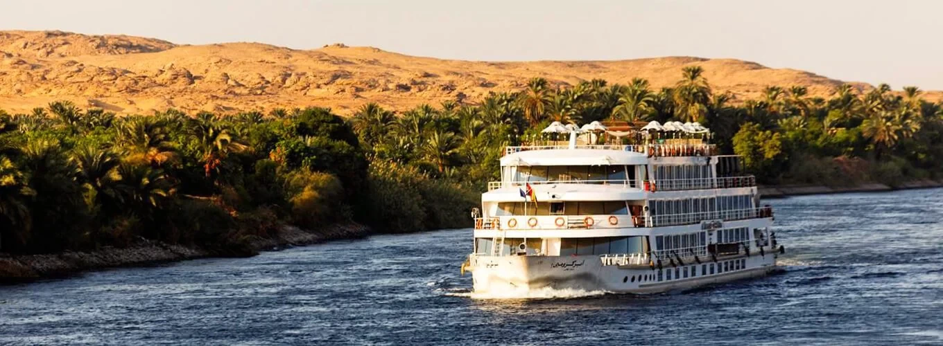 Puesta de sol sobre el lago Nasser en el sur de Egipto