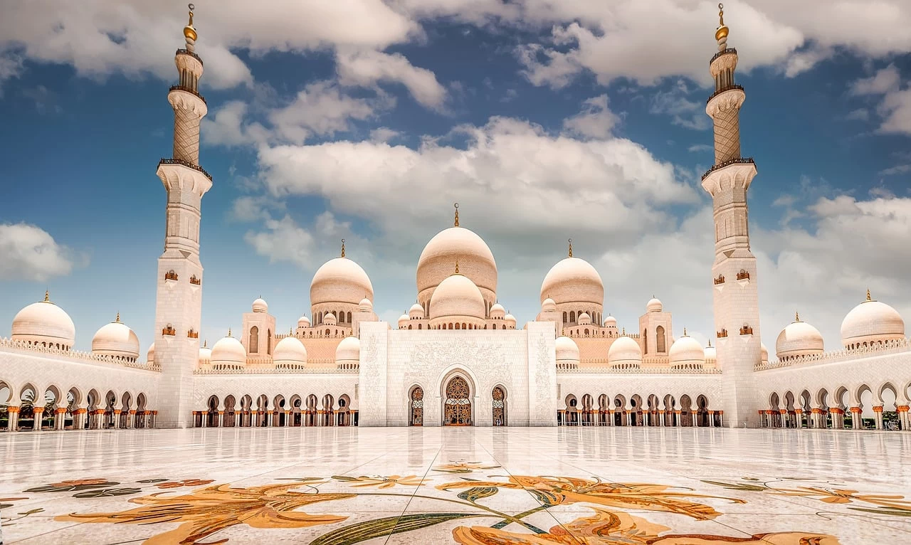 Gran Mezquita Sheikh Zayed al atardecer reflejándose en el patio en Abu Dabi