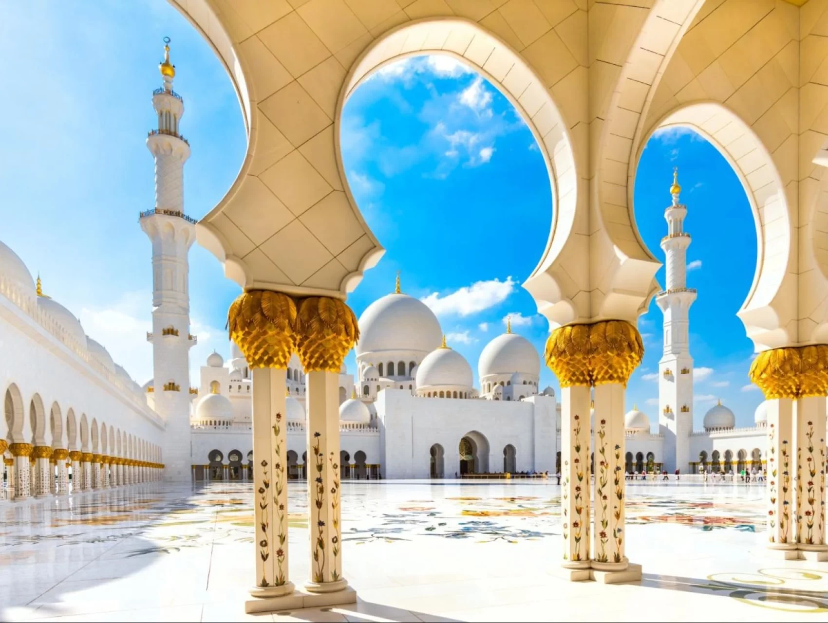 Grande Moschea Sheikh Zayed al tramonto riflessa nel cortile ad Abu Dhabi
