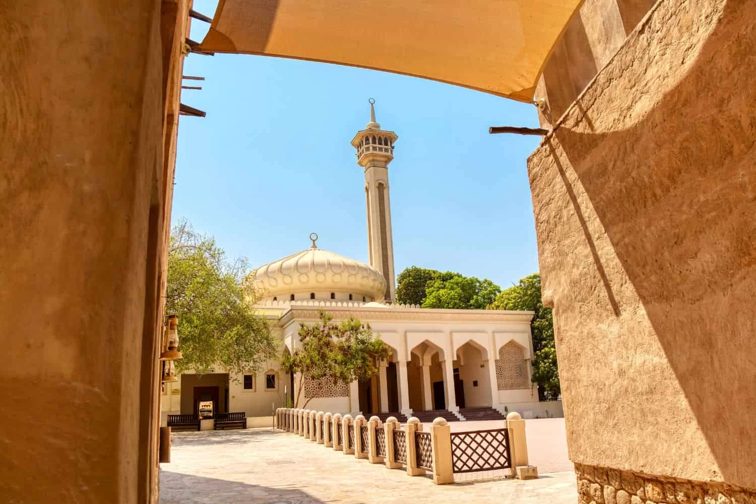 Explore Al Bastakiya, el histórico barrio patrimonial de Dubái.