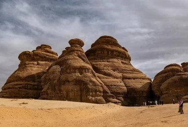 Situado al este de Al Ula, en el corazón de Hegra