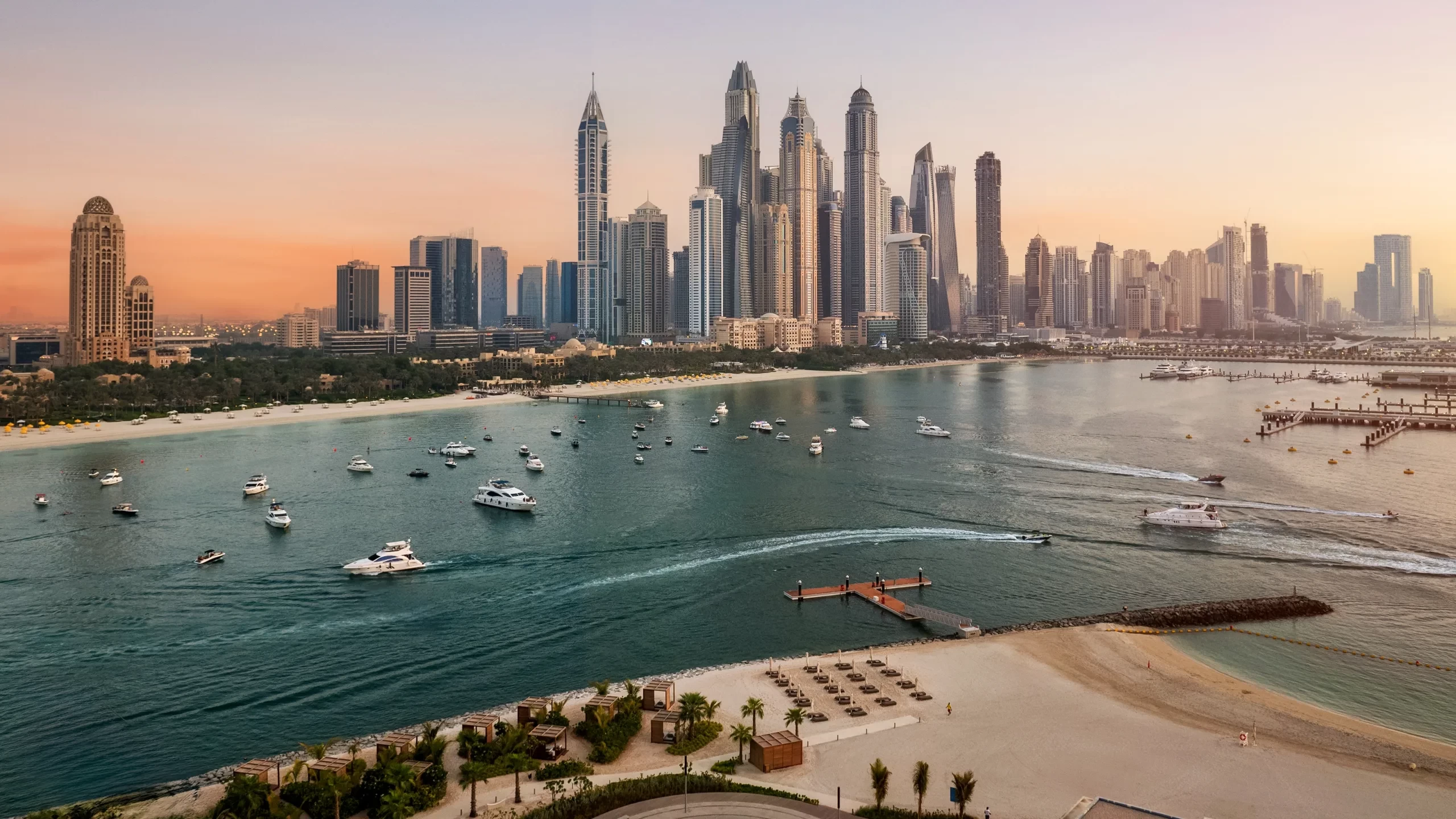 Lo skyline di Dubai Marina, con i suoi lussuosi grattacieli, gli yacht e le viste sul lungomare.